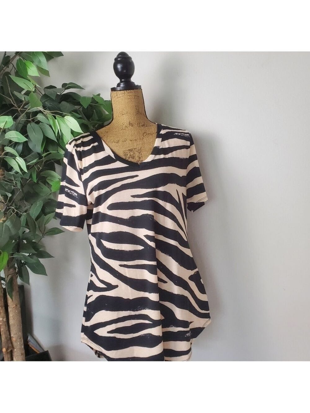 Lularoe Iris Animal Print Zebra Black Cream Women's Top Size Small